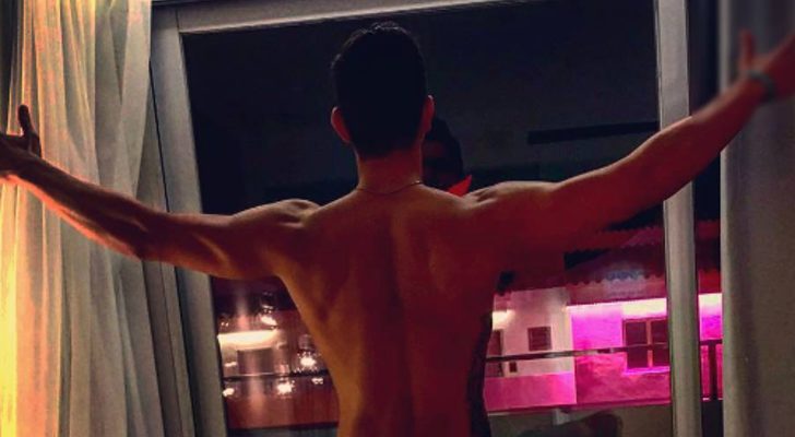 Suso ('Gran hermano 15') posa desnudo en una terraza de Ibiza