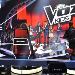 Manuel Carrasco en la final con los concursantes de 'La Voz Kids'