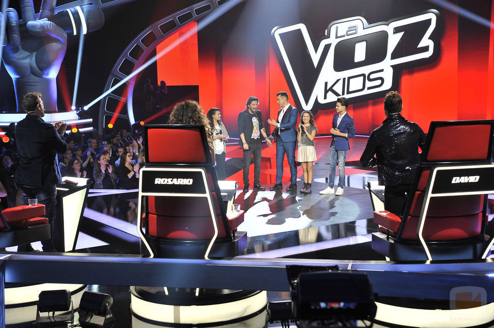 Manuel Carrasco en la final con los concursantes de 'La Voz Kids'