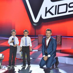 Los gemelos y Jesús Vázquez en la final de 'La Voz Kids'