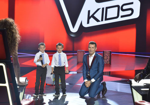 Los gemelos y Jesús Vázquez en la final de 'La Voz Kids'