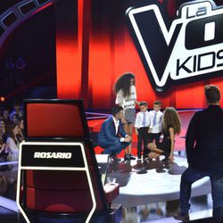 Rosario Flores y Jesús Vázquez con los finalistas de 'La Voz Kids'