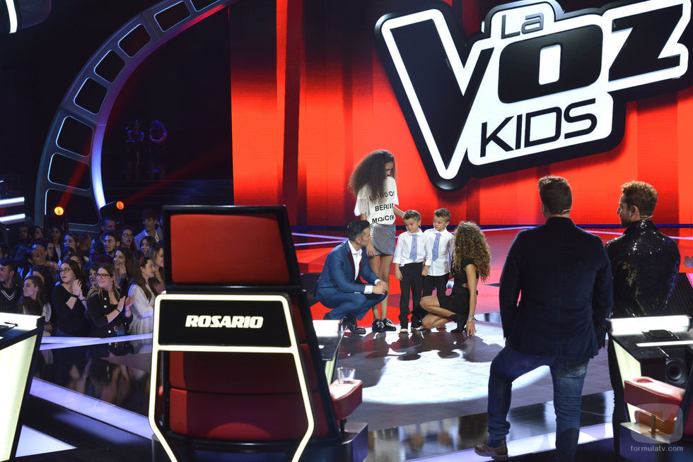 Rosario Flores y Jesús Vázquez con los finalistas de 'La Voz Kids'