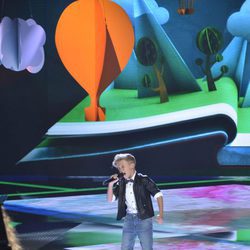 Pedro cantando en la final de 'La Voz Kids'