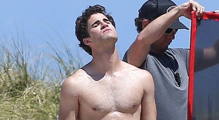 Darren Criss en bañador en el rodaje de 'American Crime Story'