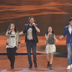 Manuel Carrasco con los finalistas en la final de 'La Voz Kids'