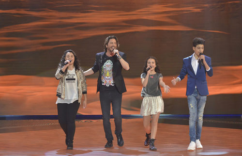 Manuel Carrasco con los finalistas en la final de 'La Voz Kids'