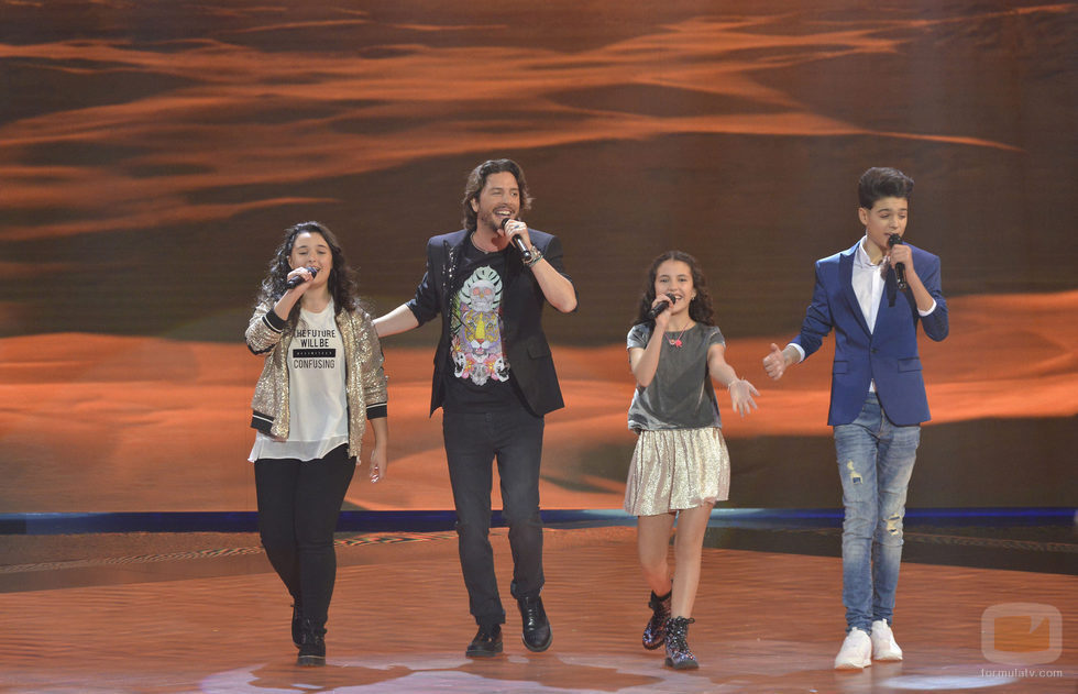 Manuel Carrasco con los finalistas en la final de 'La Voz Kids'