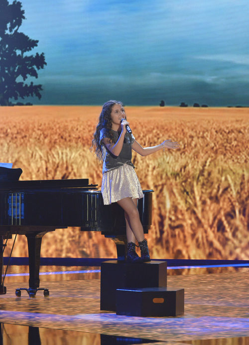 Esperanza cantando en la final de 'La Voz Kids'