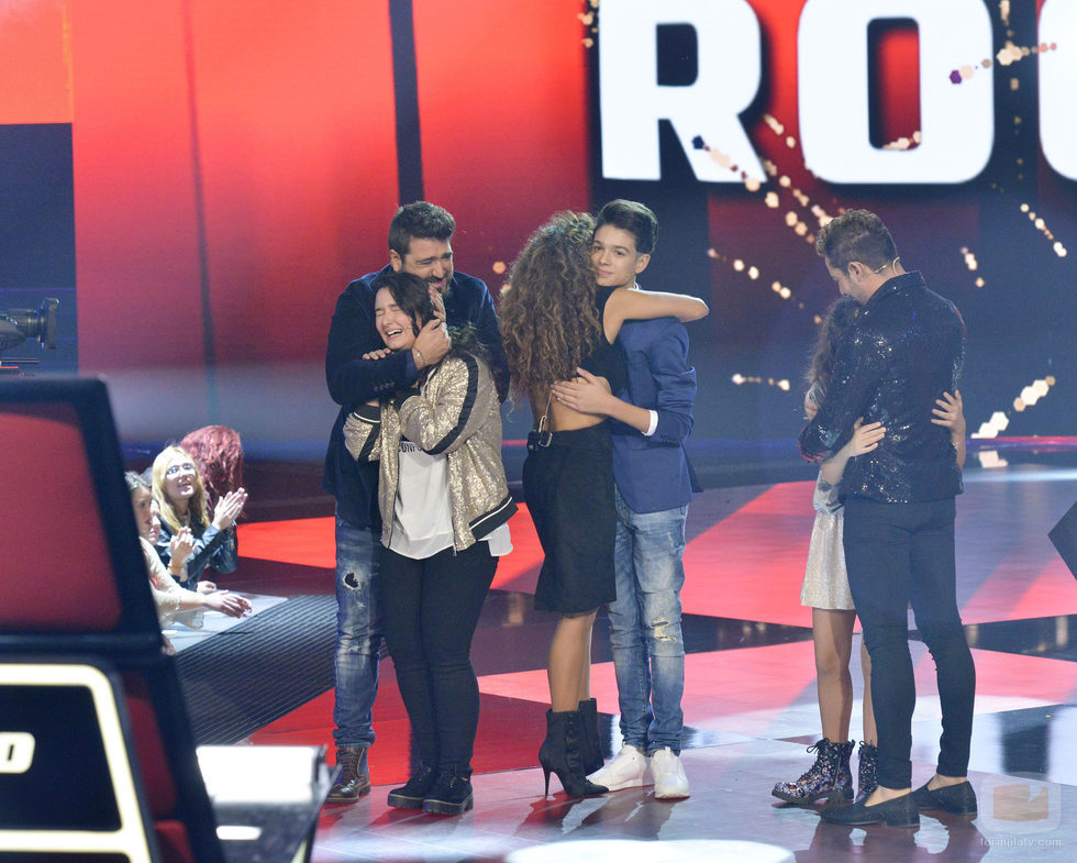 Abrazo finalistas con sus coaches en 'La Voz Kids'