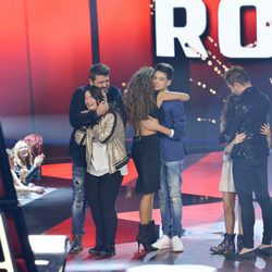 Abrazo finalistas con sus coaches en 'La Voz Kids'