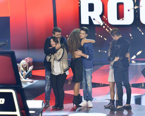 Abrazo finalistas con sus coaches en 'La Voz Kids'