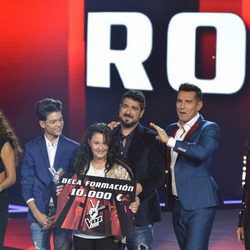 La ganadora con el premio en la final de 'La Voz Kids'