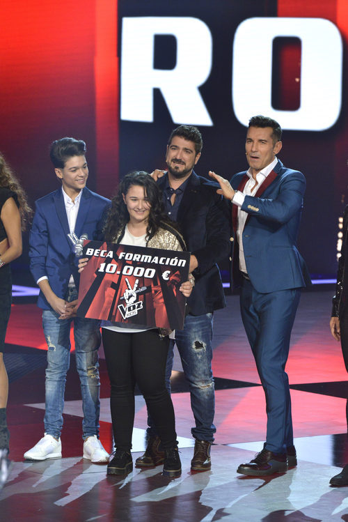 La ganadora con el premio en la final de 'La Voz Kids'