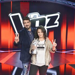 Antonio Orozco y la ganadora de 'La Voz Kids'