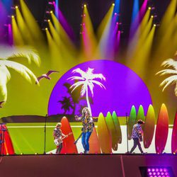 Manel en el escenario de Eurovisión 2017 ensayando "Do it for your lover"