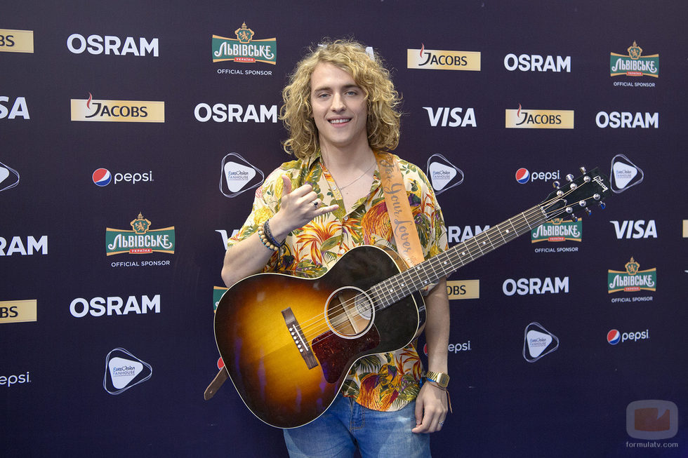 Manel Navarro posa en el photocall después de ensayar