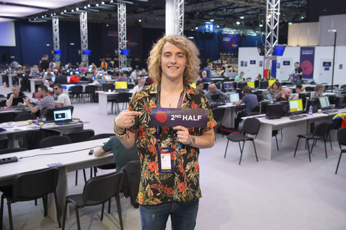 Manel Navarro con el cartel de la segunda mitad de la final de Eurovisión 2017