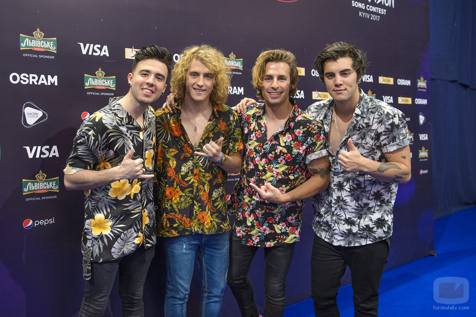 Manel Navarro y su banda en el photocall después del segundo ensayo