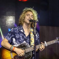 Manel Navarro canta en el Euroclub de Kiev