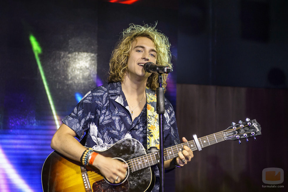 Manel Navarro canta en el Euroclub de Kiev