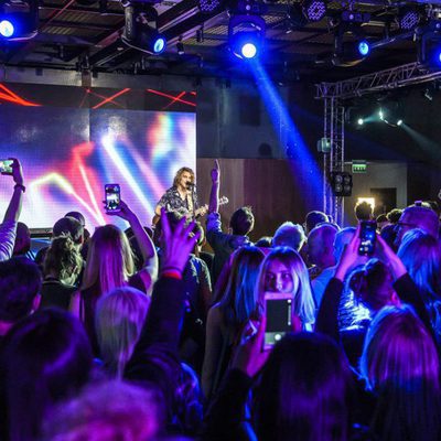 Manel Navarro interpreta "Do it for your lover" en el Euroclub de Kiev