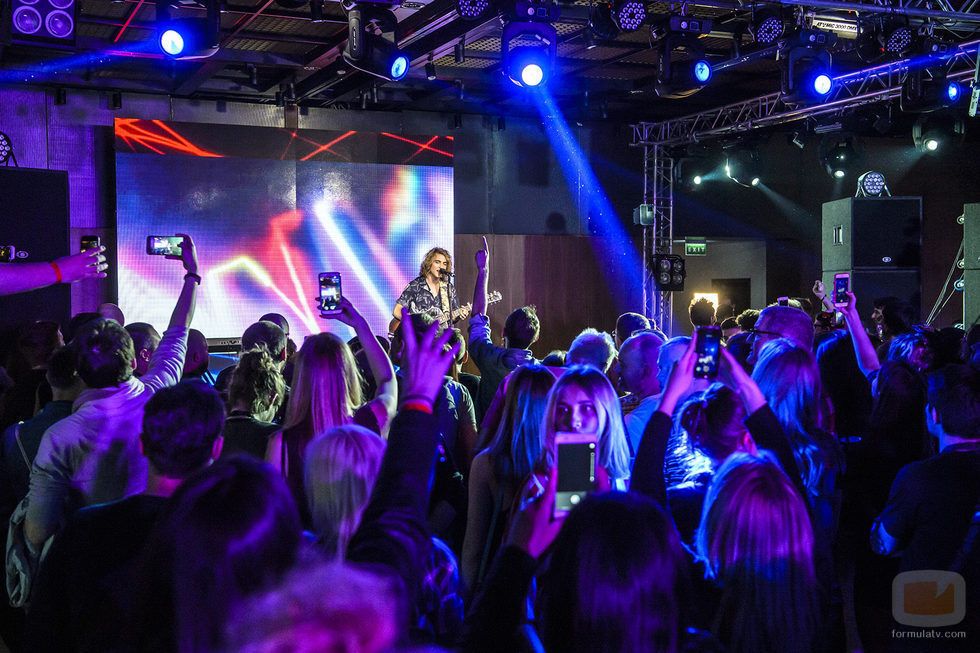 Manel Navarro interpreta "Do it for your lover" en el Euroclub de Kiev