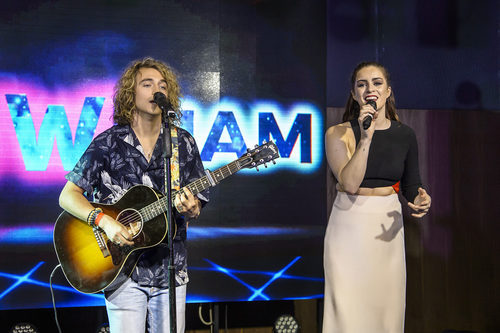 Manel Navarro y Lucie Jones, juntos en el Euroclub de Kiev