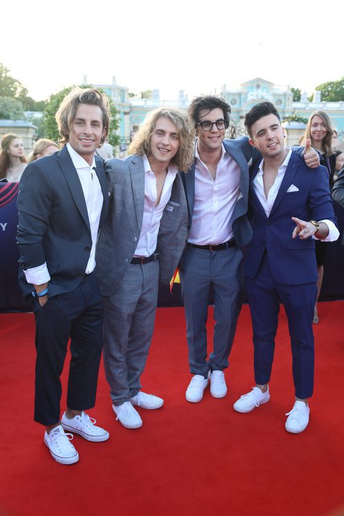 Manel Navarro y su banda en la red carpet de Eurovisión 2017