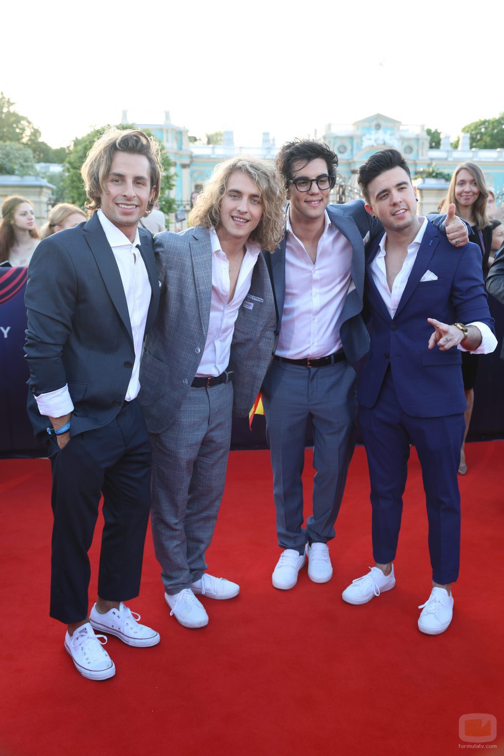 Manel Navarro y su banda en la red carpet de Eurovisión 2017