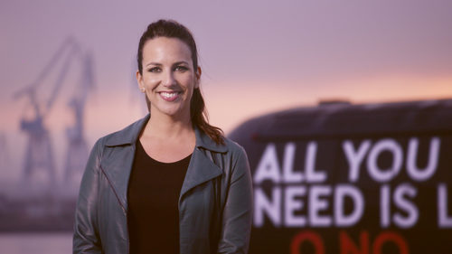 Irene Junquera con la caravana del amor de 'All you need is love... o no'