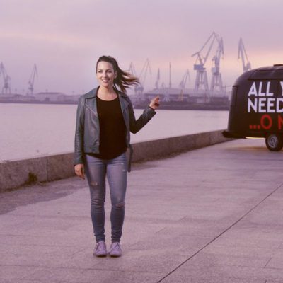 Irene Junquera posa con la caravana de 'All you need is love... o no'