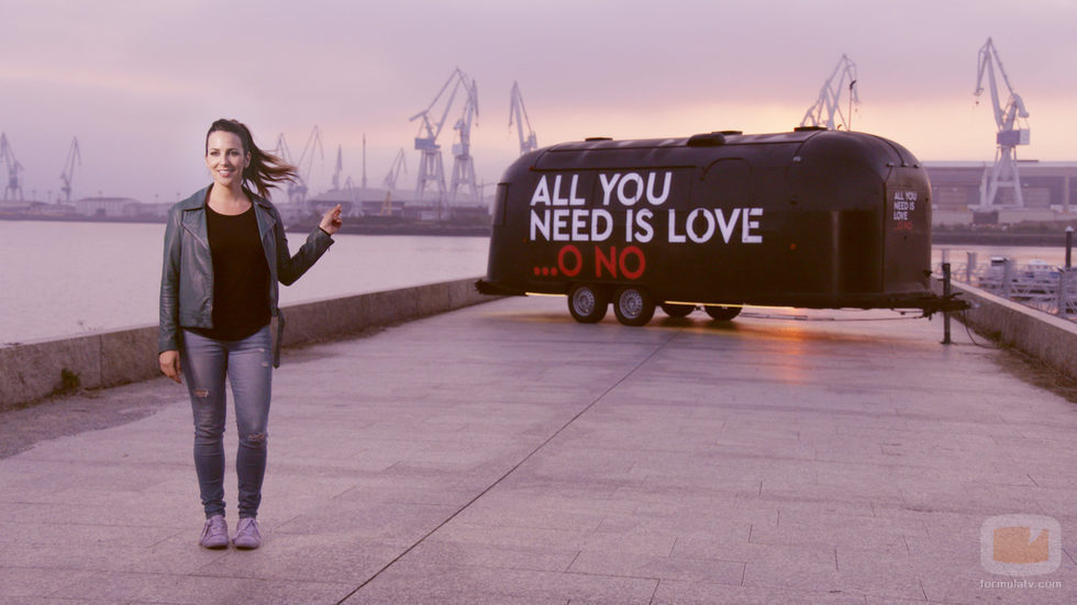 Irene Junquera posa con la caravana de 'All you need is love... o no'