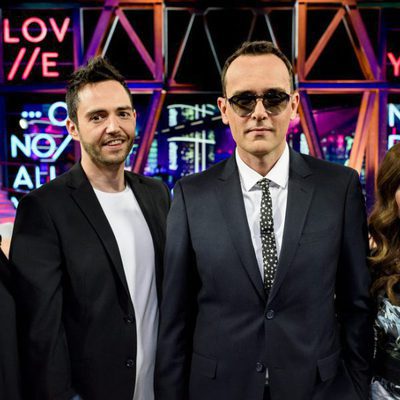 Presentador y colaboradores de 'All you need is love... o no'