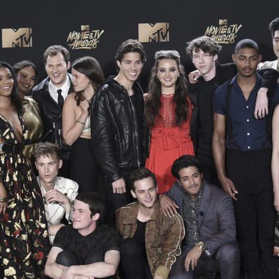 El equipo de 'Por 13 razones', en la gala MTV Movie & TV Awards 2017