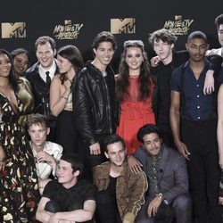 El equipo de 'Por 13 razones', en la gala MTV Movie & TV Awards 2017