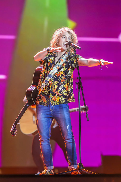 Manel Navarro surfea en el tercer ensayo de Eurovision 2017