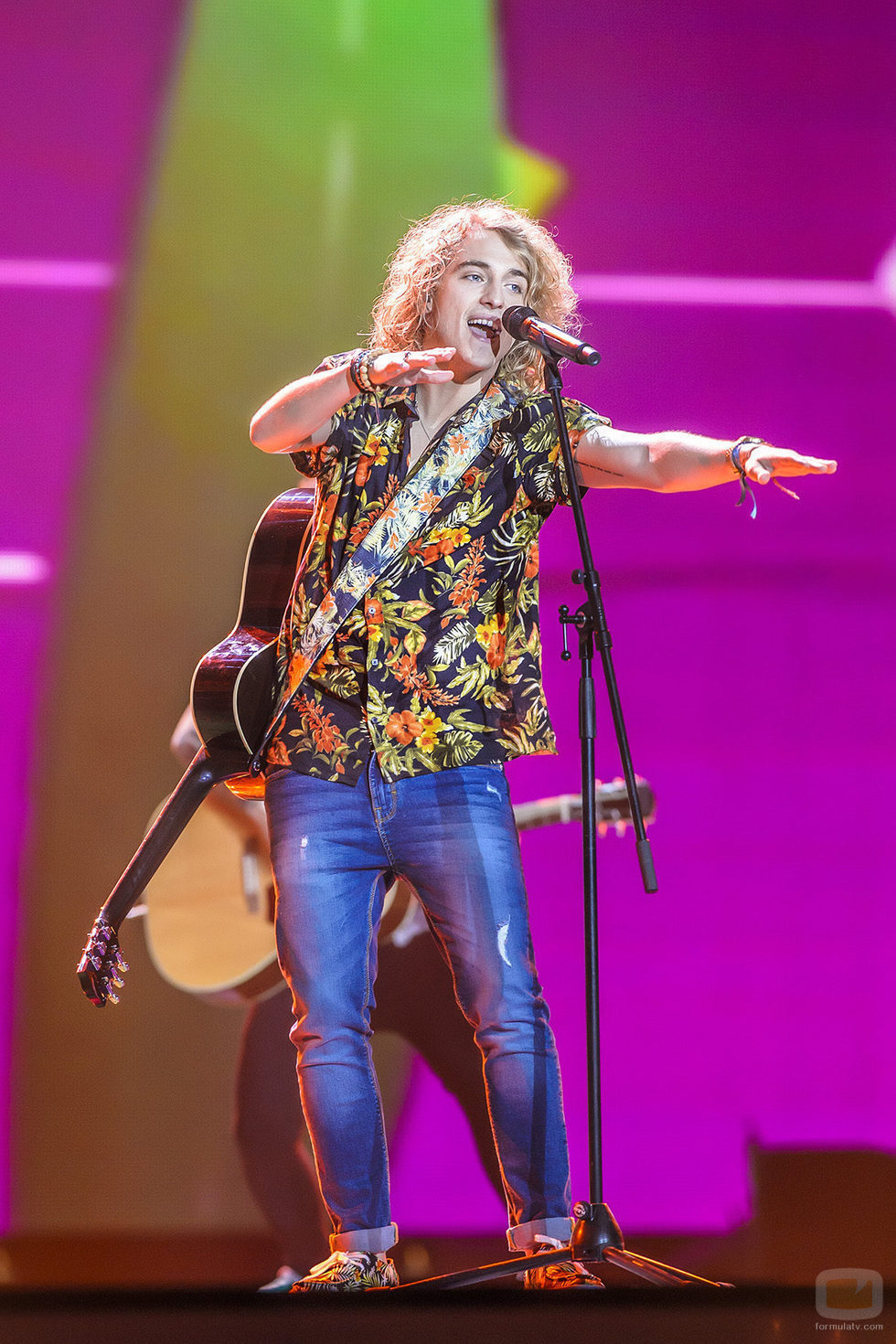 Manel Navarro surfea en el tercer ensayo de Eurovision 2017