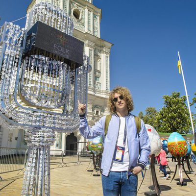 Manel Navarro junto a una escultura de Kiev en Eurovisión 2017