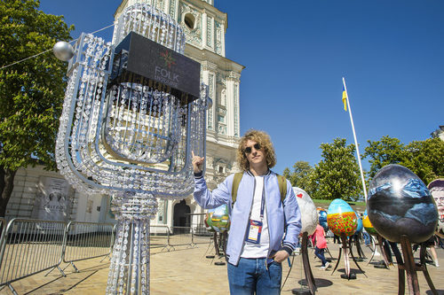 Manel Navarro junto a una escultura de Kiev en Eurovisión 2017