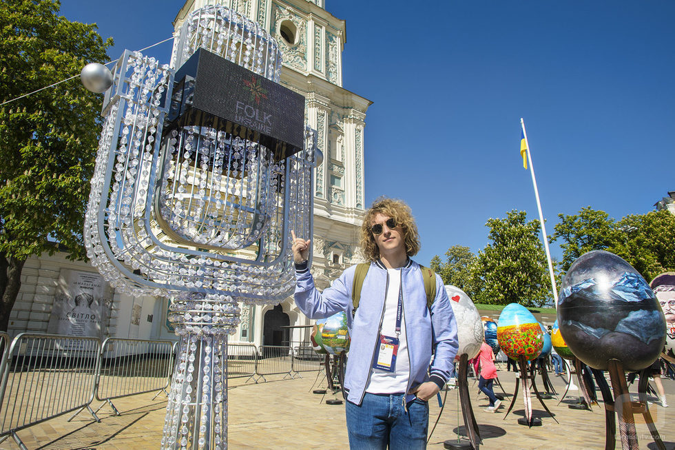 Manel Navarro junto a una escultura de Kiev en Eurovisión 2017