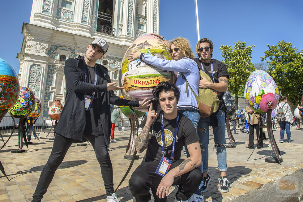 Manel y su banda en Kiev durante el Festival de Eurovisión 2017