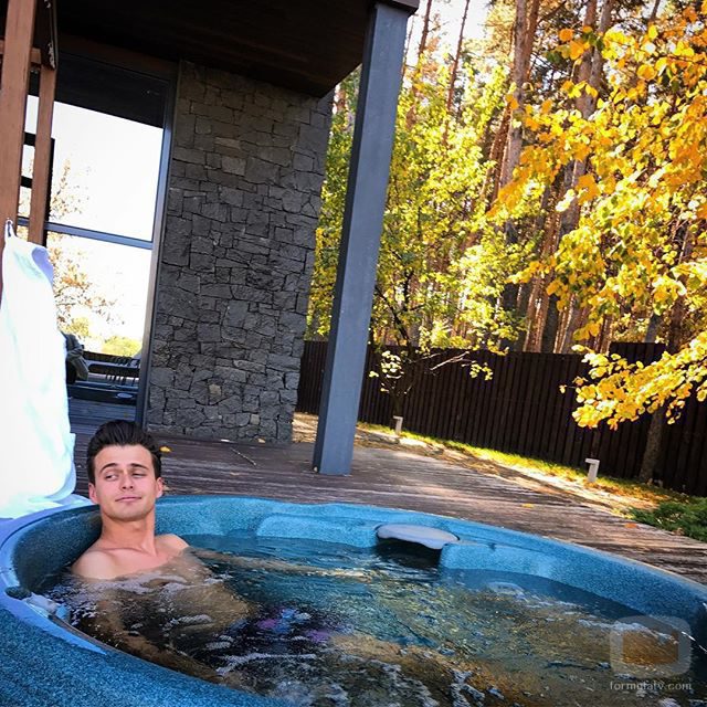 El presentador de Eurovisión 2017, Oleksandr Skichko , semidesnudo en el jacuzzi