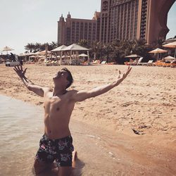 El presentador de Eurovisión 2017, Oleksandr Skichko, en Dubai sin camiseta