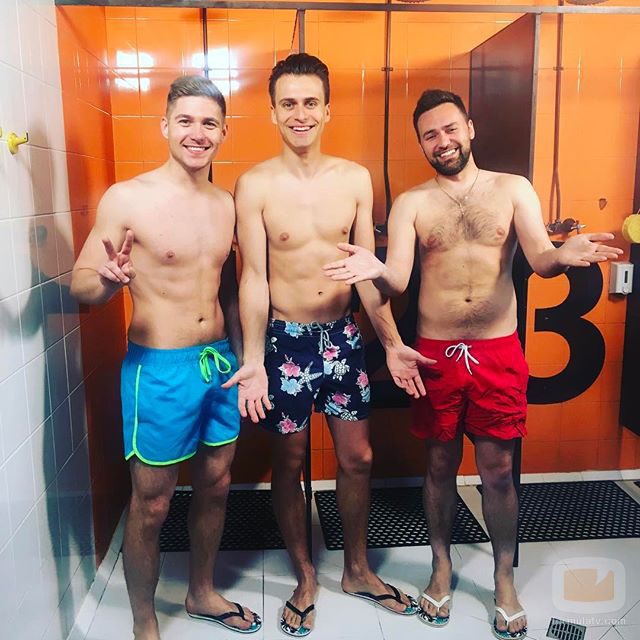 Los tres presentadores de la gala de Eurovisión 2017, juntos y semidesnudos
