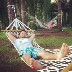 Timur Miroshnychenko en una tumbona