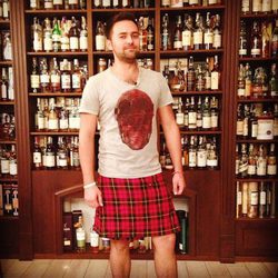 Timur Miroshnychenko posa con una falda escocesa