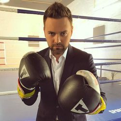 Timur Miroshnychenko posa con unos guantes de boxeo