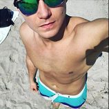 El presentador de Eurovisión 2017, Volodymyr Ostapchuk, en la playa sin camiseta
