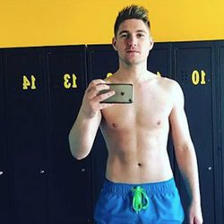 El presentador de Eurovisión, Volodymyr Ostapchuk, en los vestuarios del gimnasio muy sexy